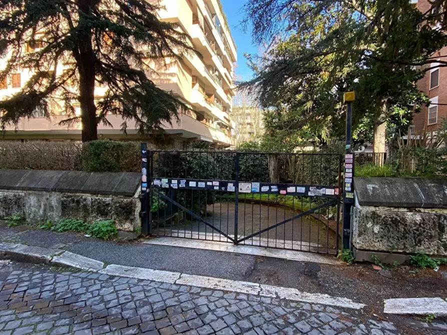 Immagine 1 di Posto auto in affitto  in via dei carpazi a Roma