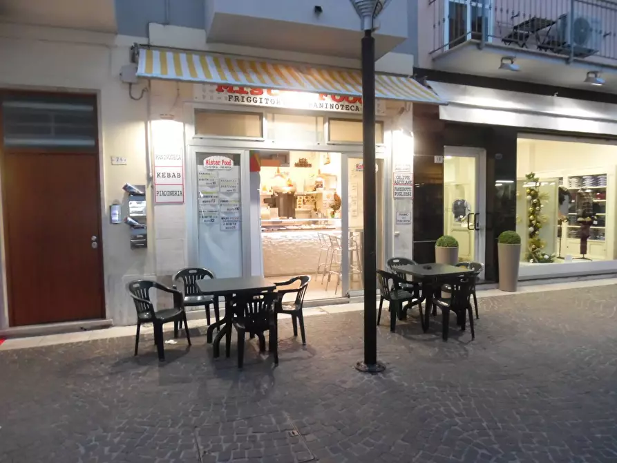Immagine 1 di Attività commerciale in vendita  in Via Montebello a San Benedetto Del Tronto