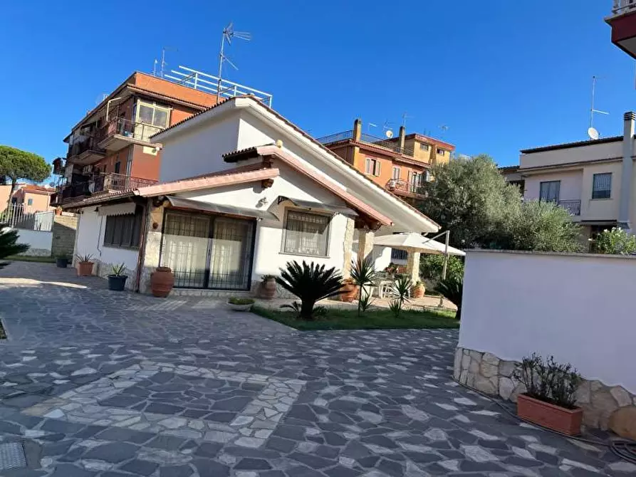 Immagine 1 di Villa in vendita  in Via Stefano Assemani a Roma