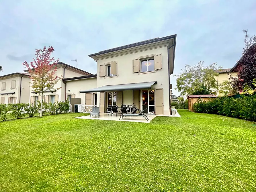 Immagine 1 di Villa in vendita  in Via Costante Girardengo a Reggio Nell'emilia