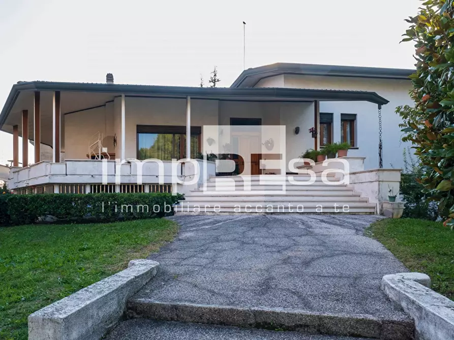 Immagine 1 di Villa in vendita  in Treviso a Treviso
