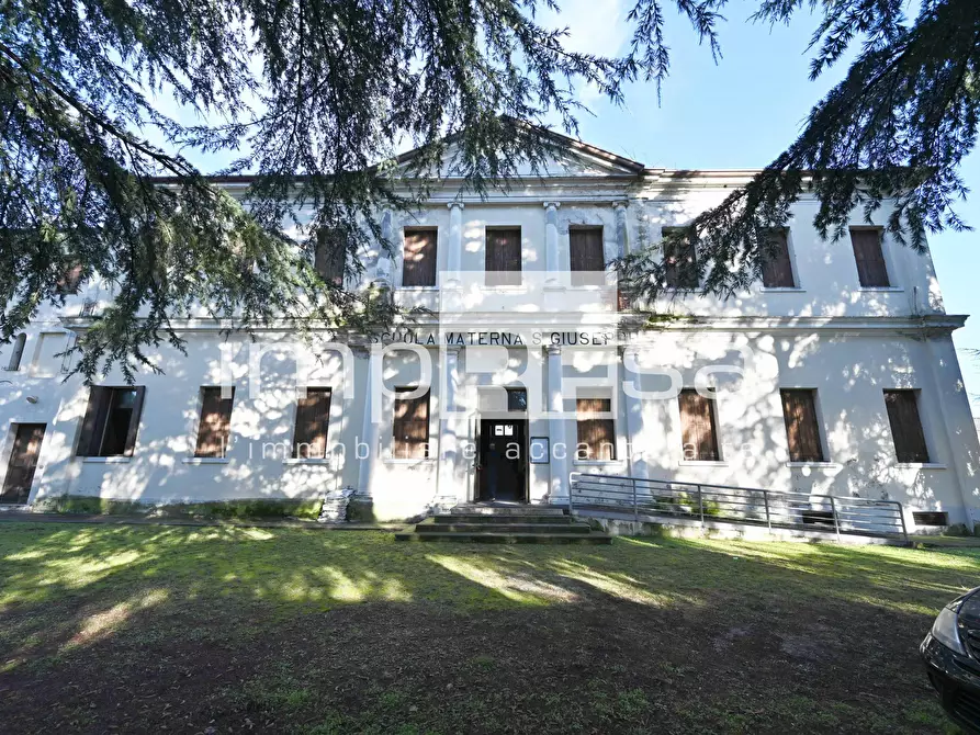 Immagine 1 di Villa in vendita  in Via Roma a Paese