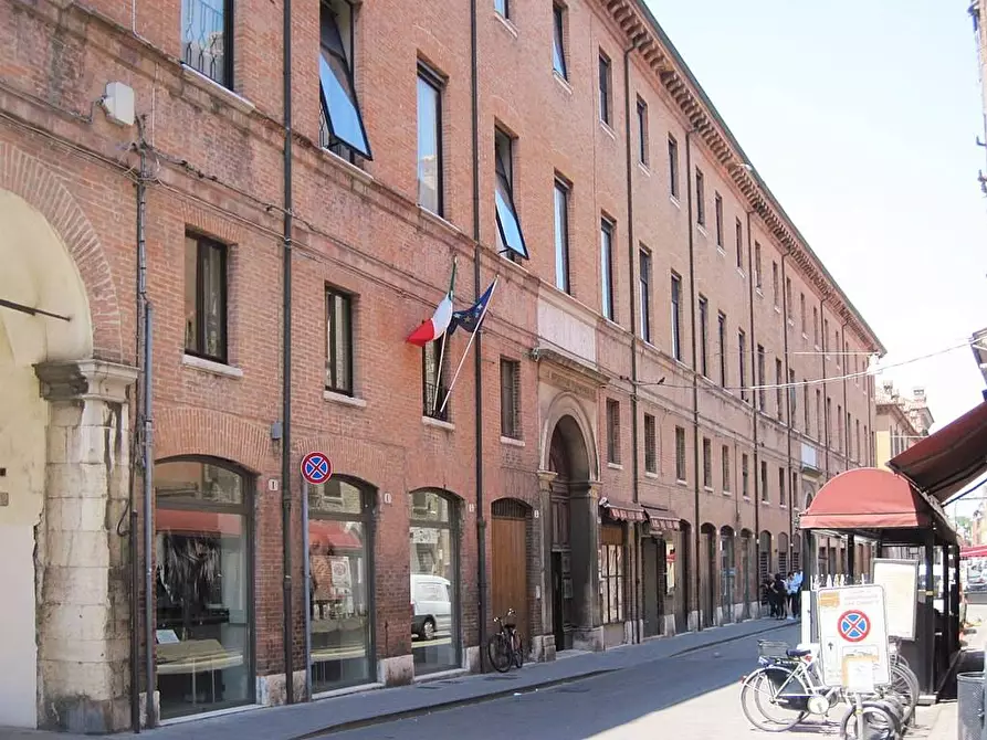Immagine 1 di Locale commerciale in affitto  in Via Ripagrande a Ferrara