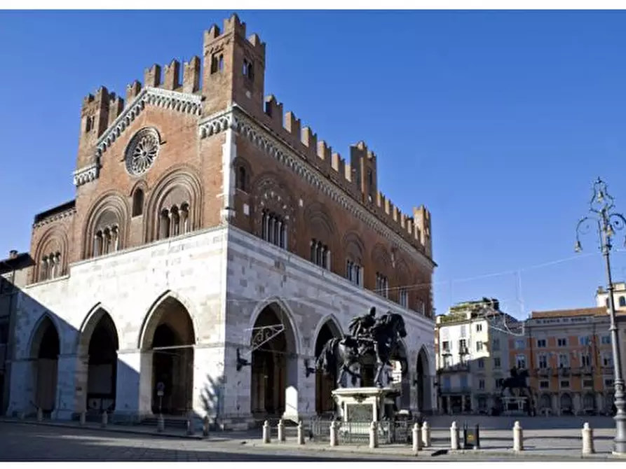 Immagine 1 di Attività commerciale in vendita  in Piazza Dei Cavalli a Piacenza