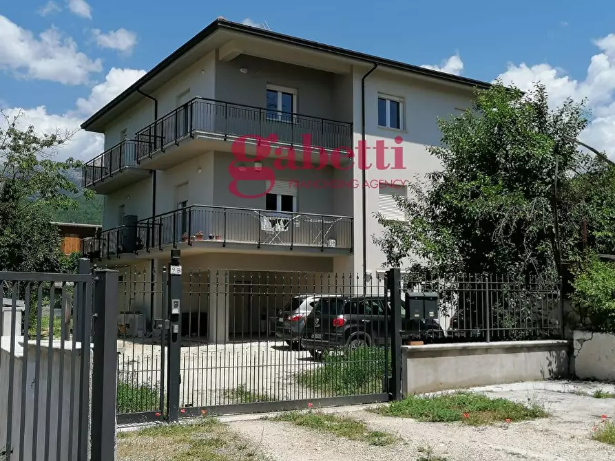 Immagine 1 di Villa in vendita  in Largo delle Biade a L'aquila