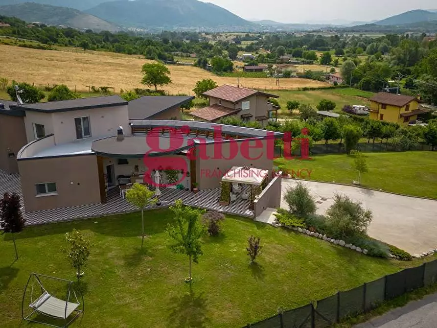 Immagine 1 di Villa in vendita  in Via Canapine a L'aquila