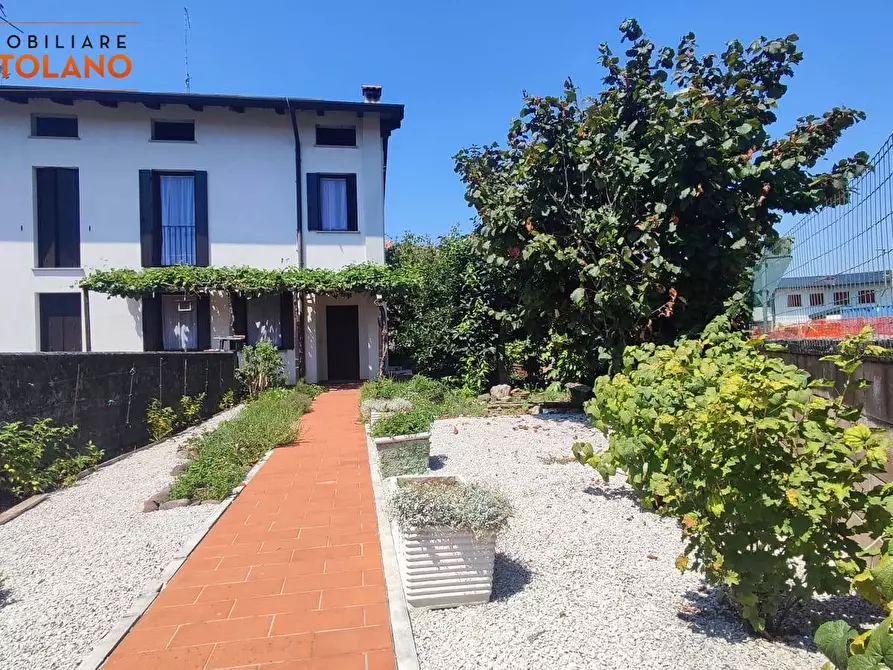 Immagine 1 di Villa in vendita  in via Pre Tita Falzari a Capriva Del Friuli
