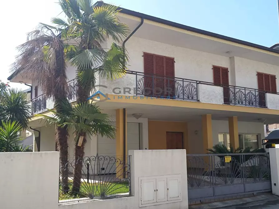 Immagine 1 di Villa in vendita  in via leopardi a Alba Adriatica