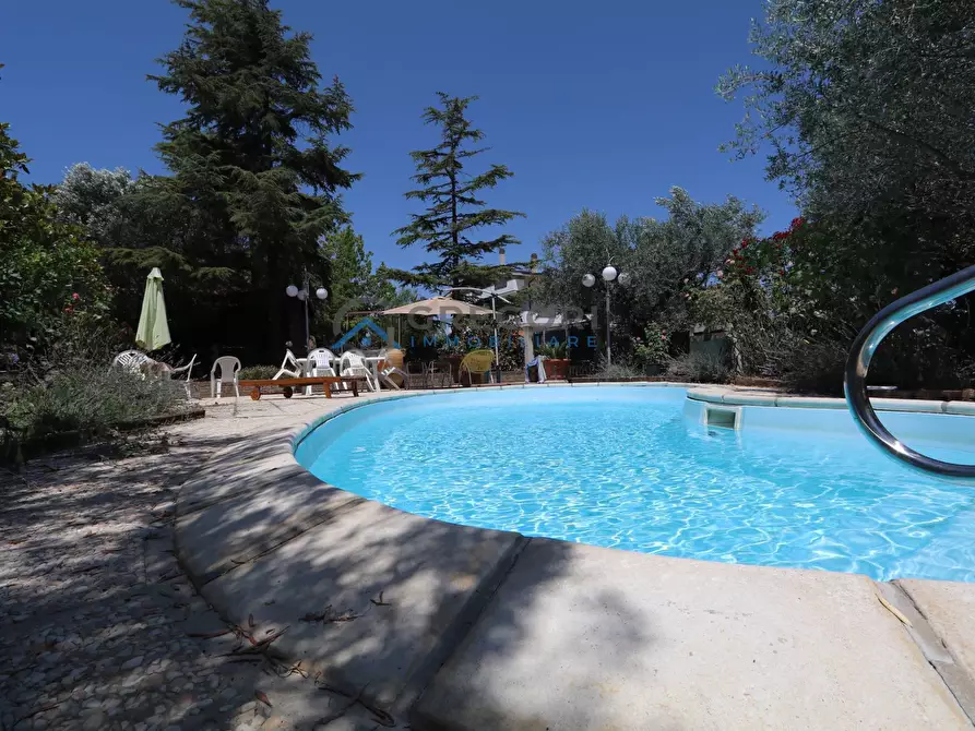 Immagine 1 di Villa in vendita  in Via Dei Tigli a Nereto