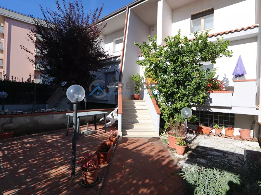 Immagine 1 di Villa in vendita  in via Calabria a Sant'egidio Alla Vibrata