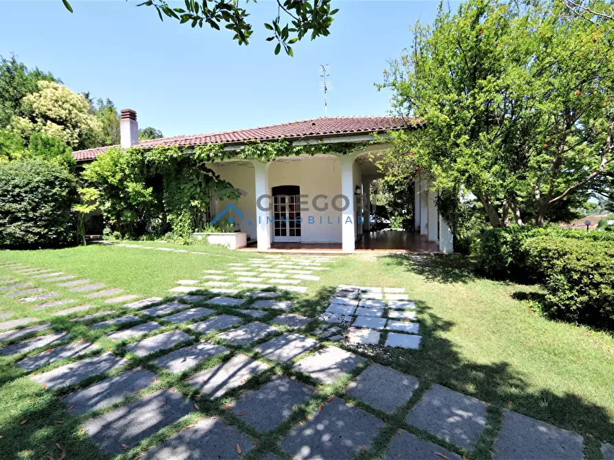 Immagine 1 di Villa in vendita  in Via Versilia a Roseto Degli Abruzzi