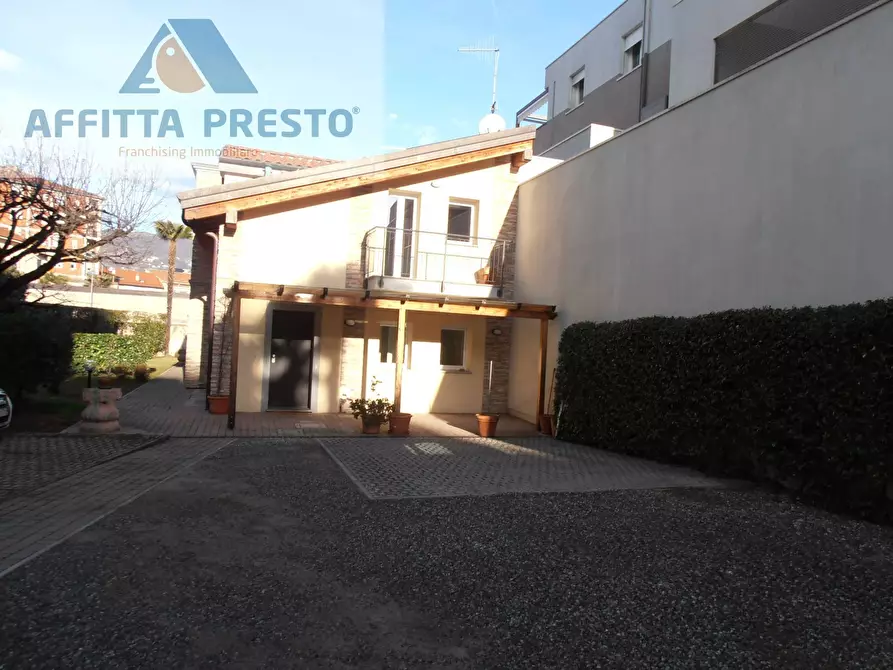 Immagine 1 di Villa in affitto  in Corso XXV APRILE a Luino