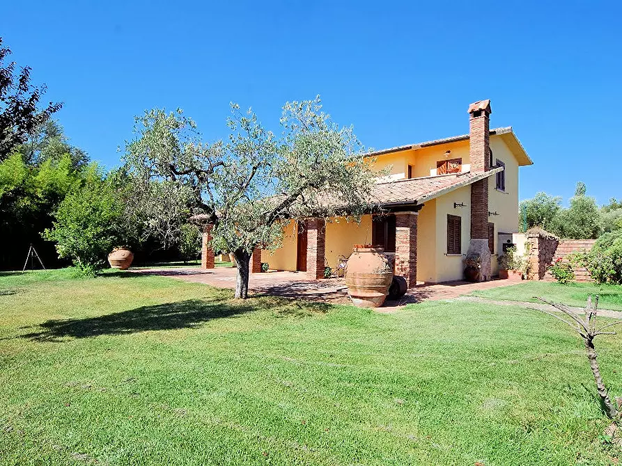 Immagine 1 di Villa in vendita  a Pitigliano