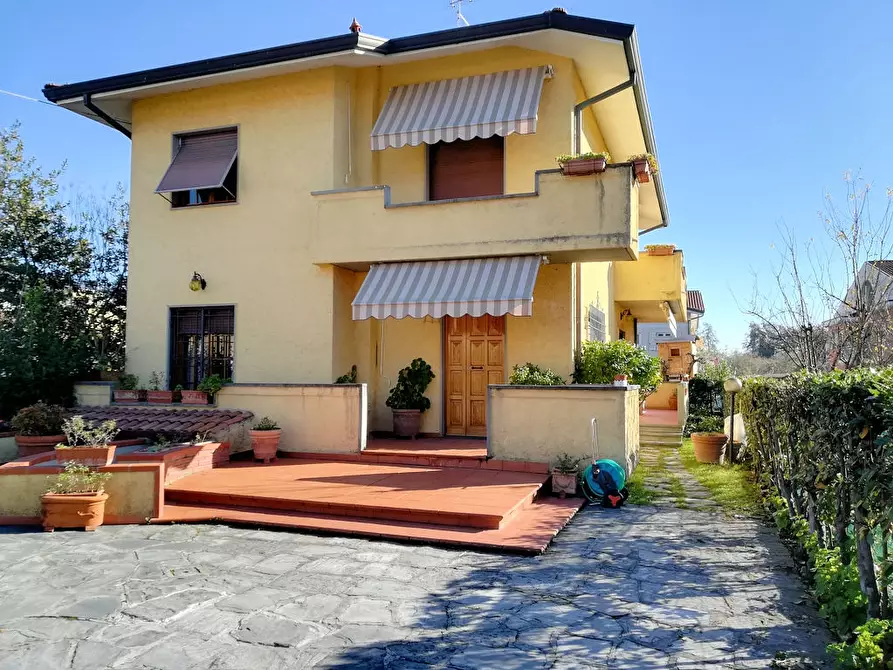 Immagine 1 di Villa in vendita  in via Fivizzano a Massa