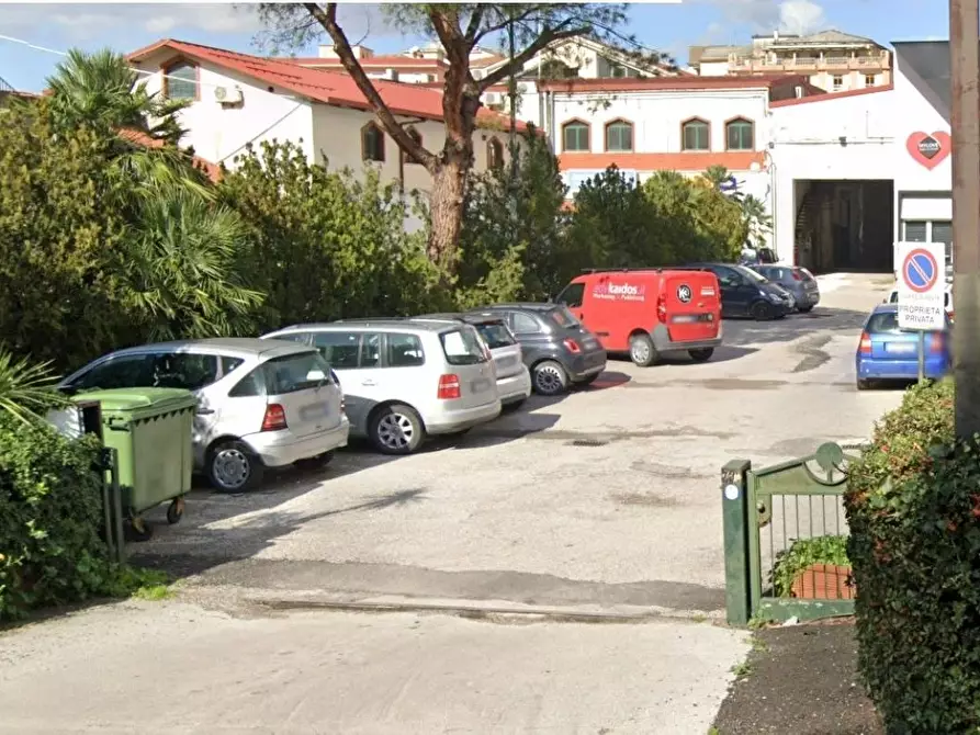 Immagine 1 di Locale commerciale in affitto  in atzori a Nocera Inferiore