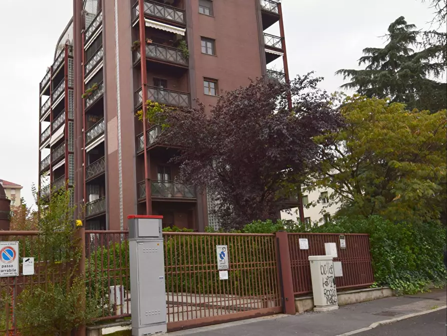 Immagine 1 di Posto auto in affitto  in Via Guanella a Milano