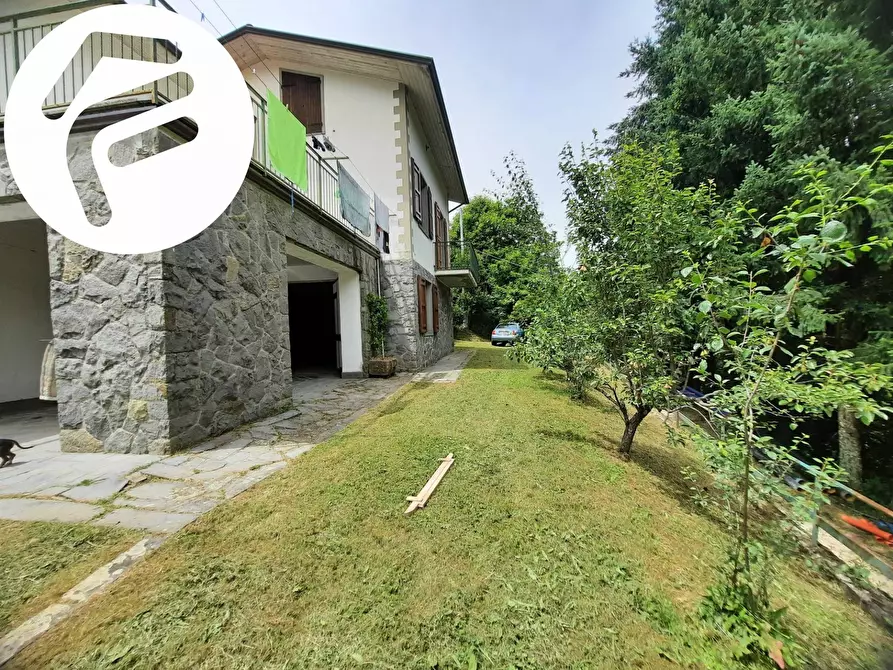 Immagine 1 di Villa in vendita  in Via Mezza Terra a Fivizzano
