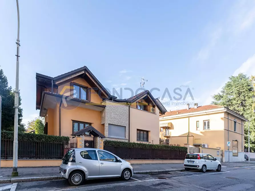 Immagine 1 di Villa in vendita  in viale gorizia a Legnano