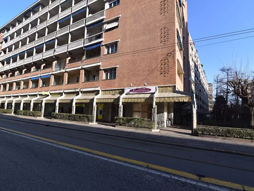 Immagine 1 di Locale commerciale in affitto  in via genova a Torino