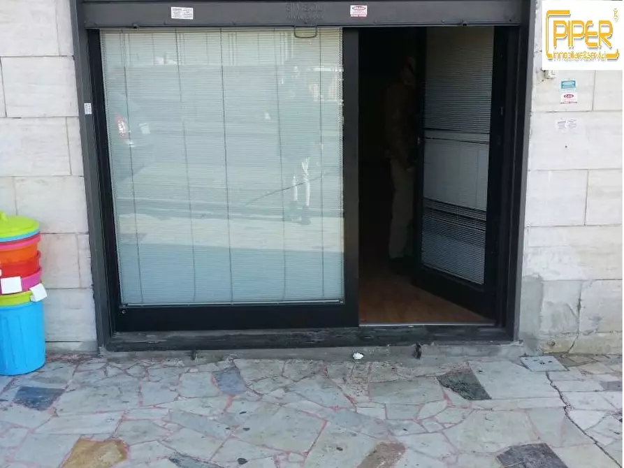Immagine 1 di Locale commerciale in affitto  in Via Artiaco a Pozzuoli