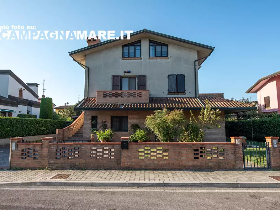 Immagine 1 di Villa in vendita  in via IV Novembre a Codigoro