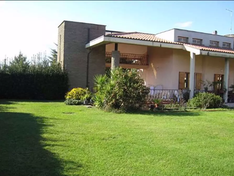 Immagine 1 di Villa in vendita  in Via fra giovanni a Bracciano