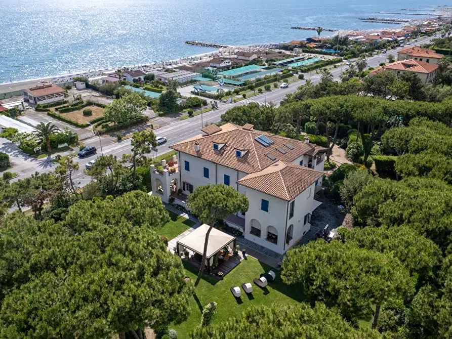 Immagine 1 di Villa in vendita  in Piazza carducci a Forte Dei Marmi