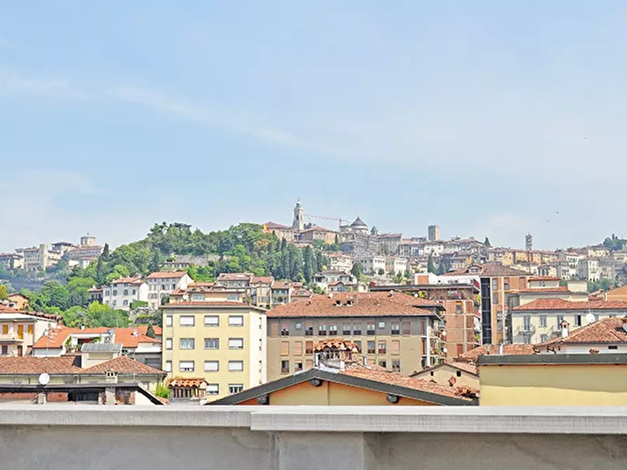 Immagine 1 di Attico in affitto  a Bergamo