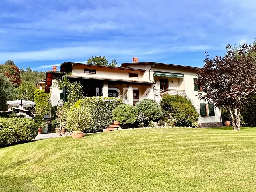 Immagine 1 di Villa in vendita  in Strada Provinciale Lucca-Camaiore a Pescaglia