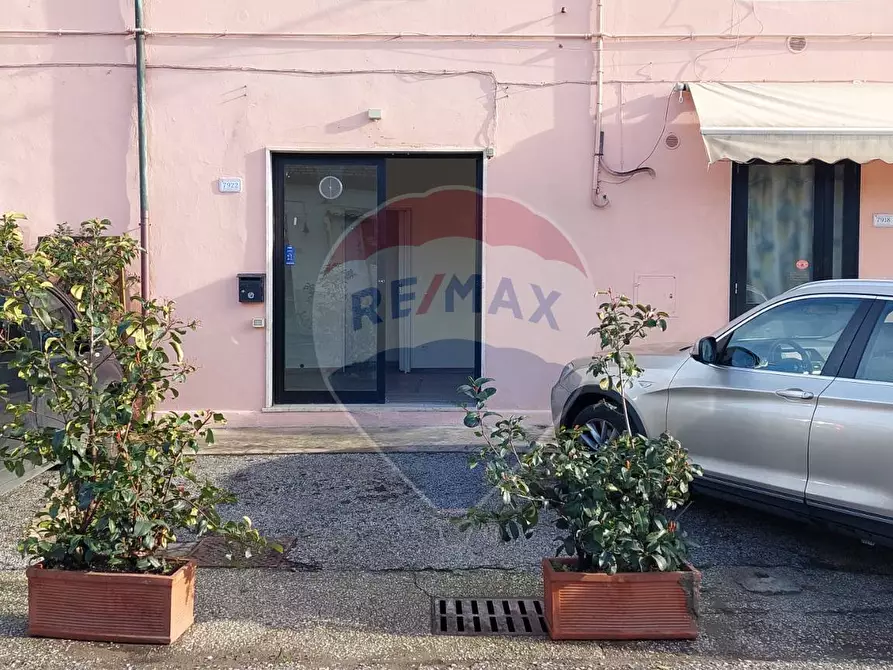 Immagine 1 di Negozio in affitto  in Via Sarzanese a Massarosa
