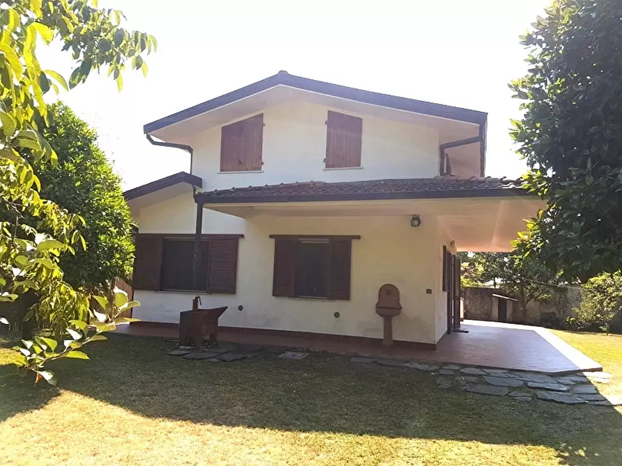 Immagine 1 di Villa in vendita  in Via Verdi a Massa