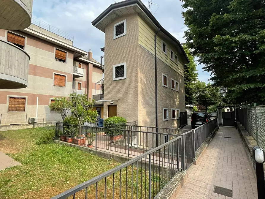 Immagine 1 di Villa in vendita  in Viale Piave a Treviglio