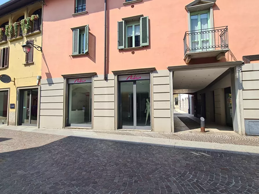 Immagine 1 di Negozio in affitto  in VIA ROMA a Treviglio