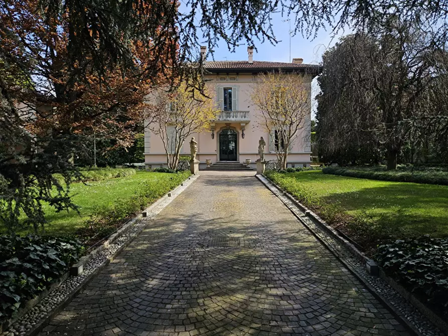 Immagine 1 di Villa in vendita  a Treviglio