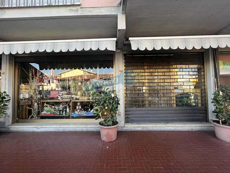 Immagine 1 di Posto auto in vendita  a Viareggio