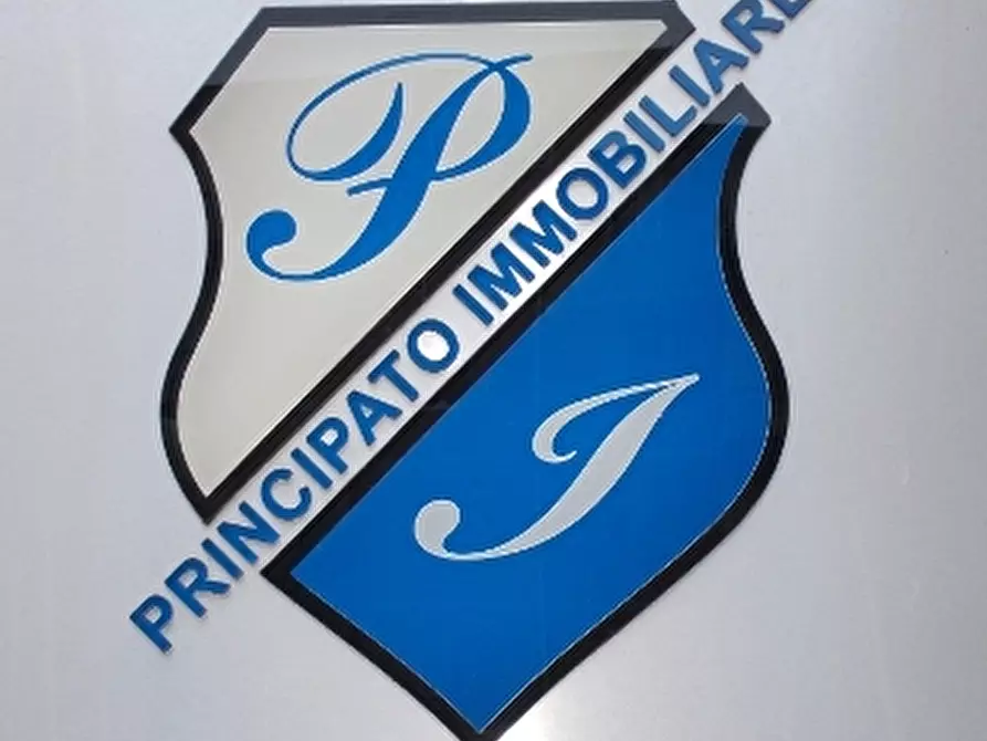 Immagine 1 di Magazzino in vendita  a Prato