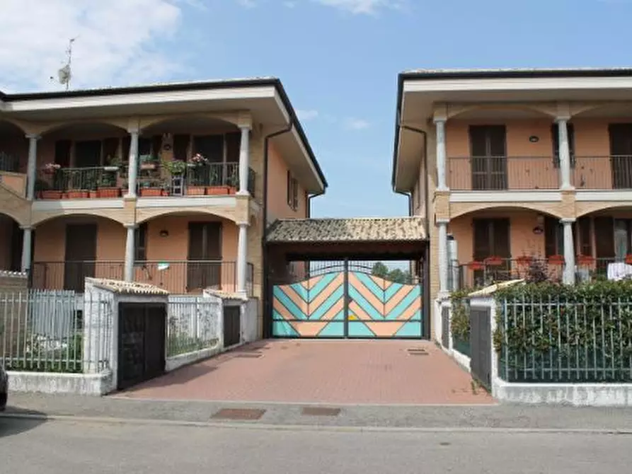 Immagine 1 di Appartamento in vendita  in Via Cazzani a Certosa Di Pavia