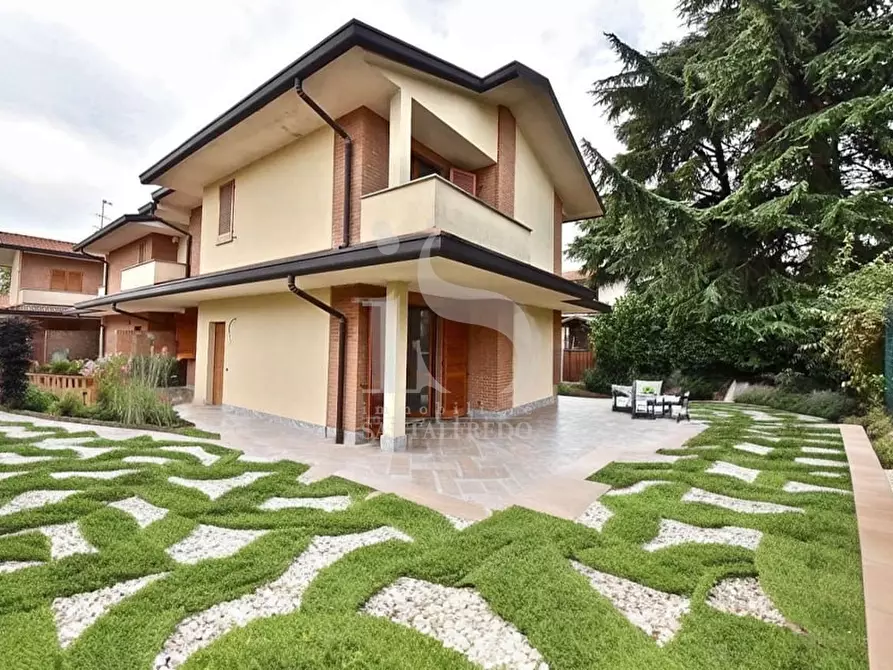 Immagine 1 di Villa in vendita  in VIA MONTE NERO a Casarile