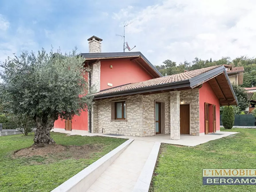 Immagine 1 di Villa in vendita  a Bergamo