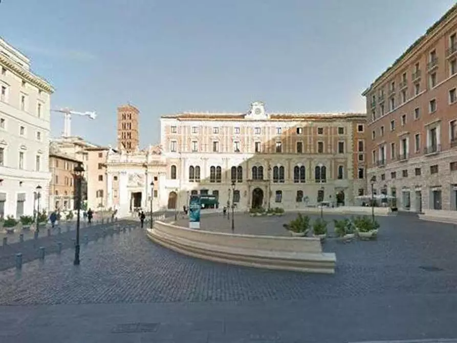 Immagine 1 di Locale commerciale in affitto  in Via Frattina a Roma