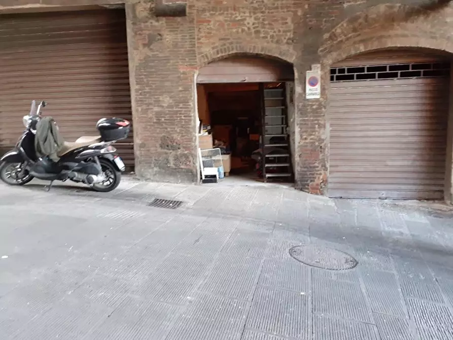 Immagine 1 di Locale commerciale in vendita  in Centro Storico a Siena