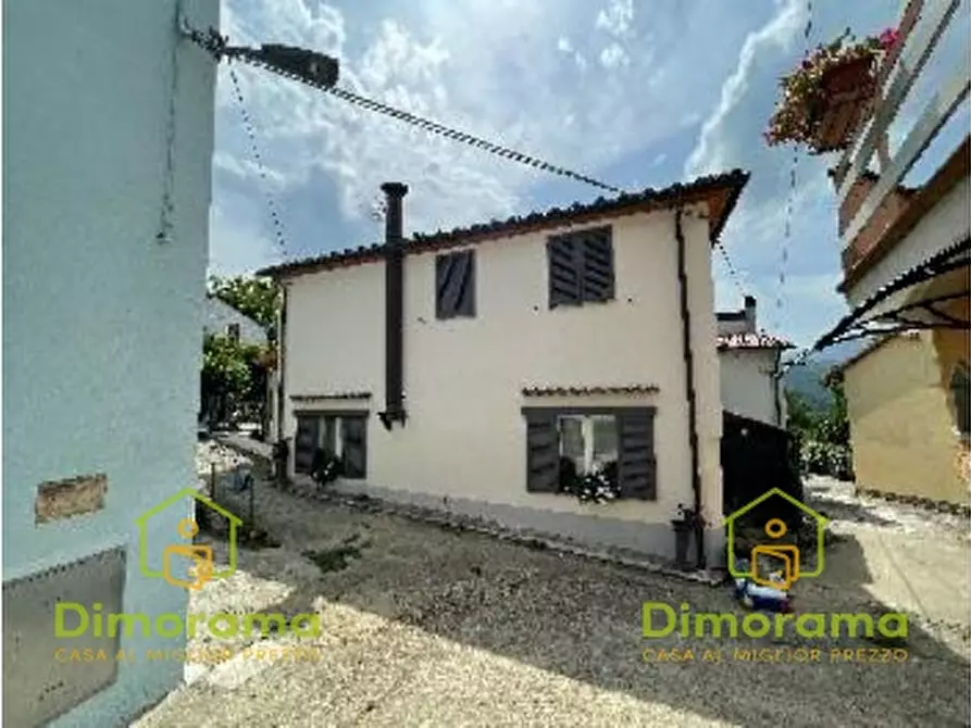 Immagine 1 di Villa in vendita  in Via Ceraio 4A a Vernio