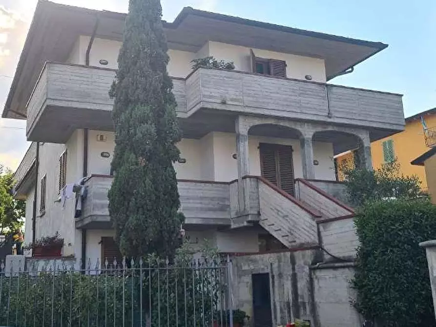 Immagine 1 di Villa in vendita  in Via Ugo Foscolo 98/b a Poggio A Caiano