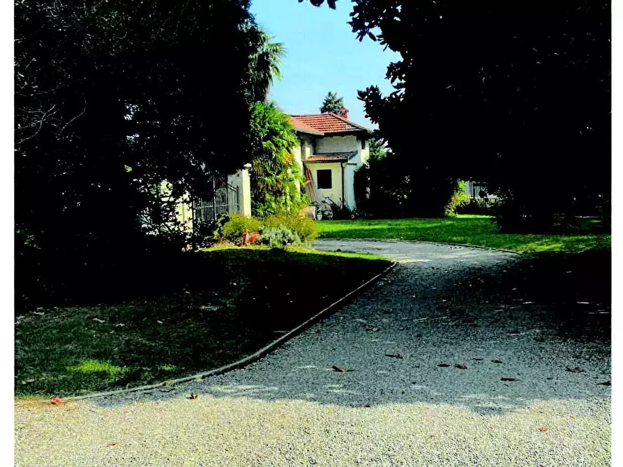 Immagine 1 di Villa in vendita  in Frazione Buccinigo - Via Como 43 a Erba