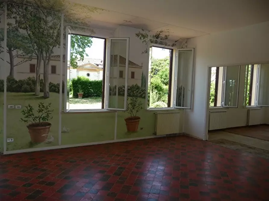 Immagine 1 di Villa in vendita  in Pochi Km da Siena a Siena