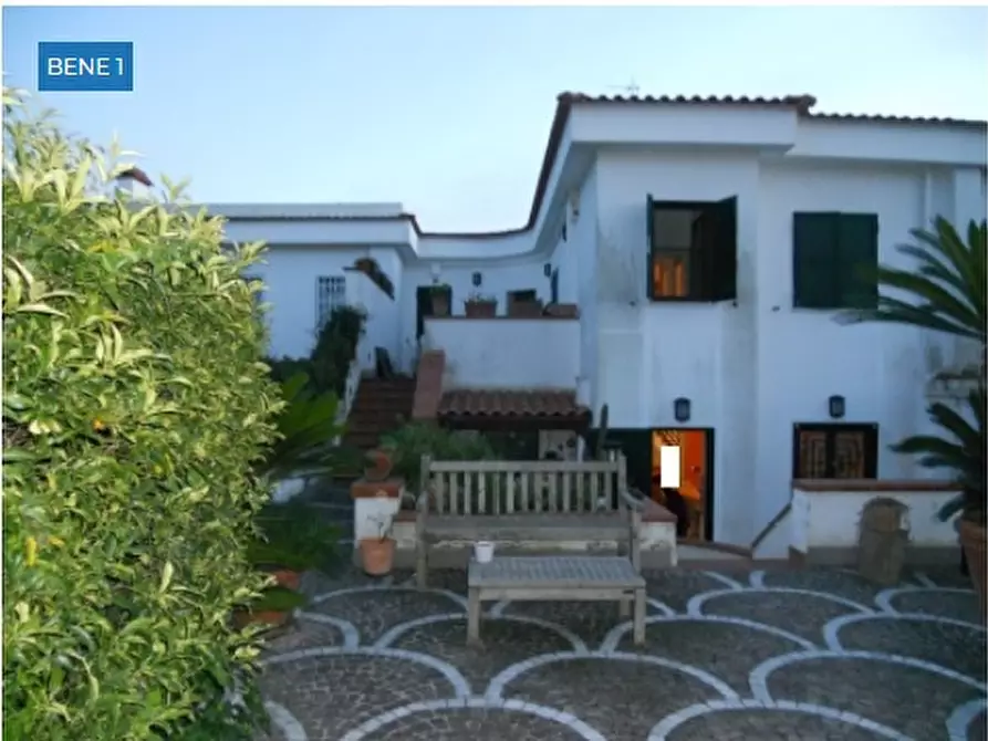 Immagine 1 di Villa in vendita  in VVIA MADONNA DEL PANTANO a Giugliano In Campania