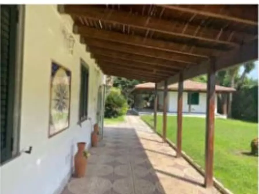 Immagine 1 di Villa in vendita  in via cafarotta a Procida