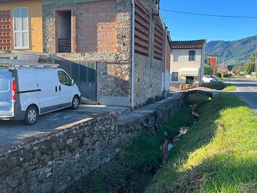 Immagine 1 di Villa in vendita  in VIA GHEGHI a Capannori