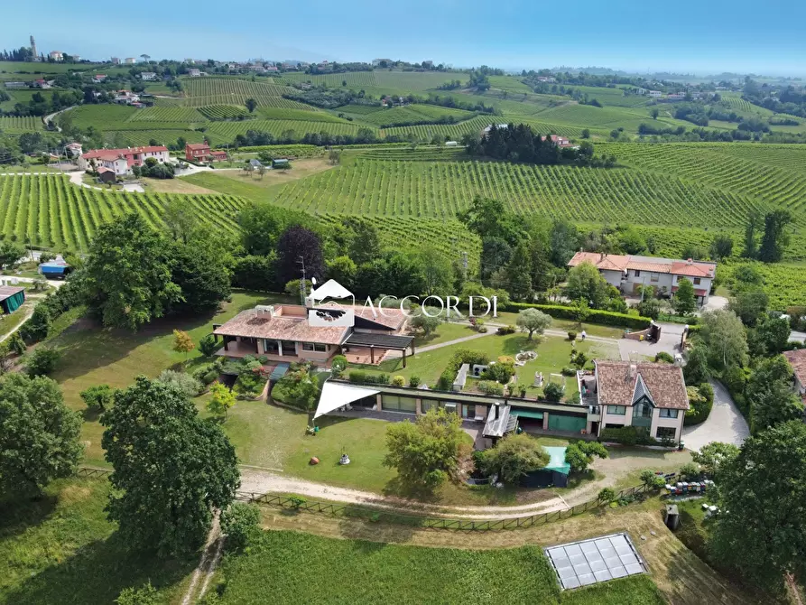 Immagine 1 di Villa in vendita  a Conegliano