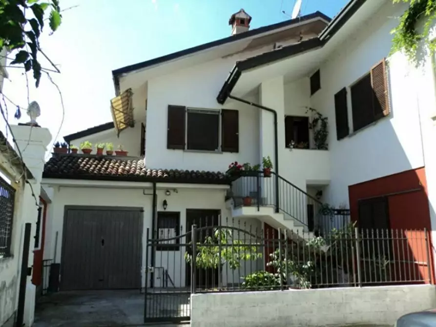 Immagine 1 di Villa in vendita  a Borghetto Lodigiano